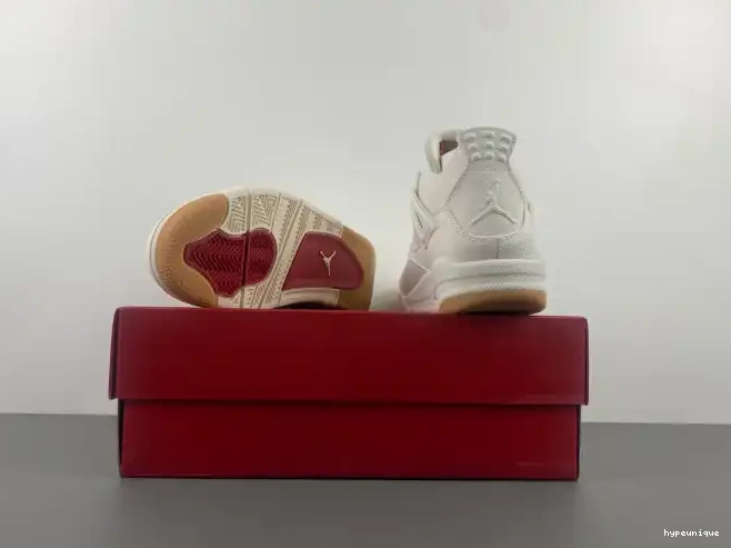 HYPE 'White' Air Jordan Levi's x 4 AO2571-100 0607